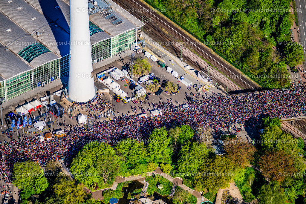Hamburg_Marathon_Messehallen_Start_ELS_2029270425 | HAMBURG 27.04.2025 Teilnehmer der Sportveranstaltung " Hamburg Marathon " auf dem Veranstaltungsgelände an der Rentzelstraße, Tiergartenstraße im Ortsteil Rotherbaum in Hamburg, Deutschland. Weiterführende Informationen bei: Marathon Hamburg Veranstaltungs GmbH. // Participants of the sporting event " Hamburg Marathon " at the event area on street Rentzelstrasse, Tiergartenstrasse in the district Rotherbaum in Hamburg, Germany. Further information at: Marathon Hamburg Veranstaltungs GmbH. Foto: Martin Elsen