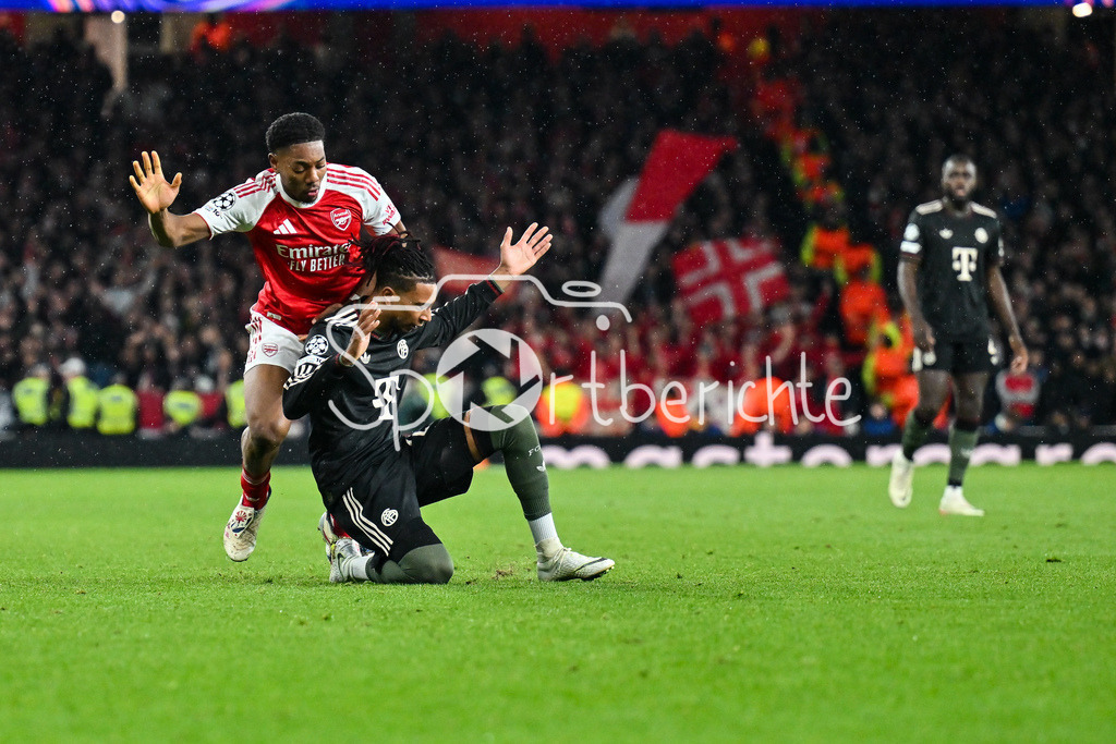 Arsenal FC - FC Bayern München | LONDON, ENGLAND - 26. NOVEMBER: im Duell Myles LEWIS-SKELLY (Arsenal FC 49) und Michael OLISE (FC Bayern Munich 17) beim Ligaspiel zwischen Arsenal London und dem FC Bayern München am 5. Spieltag der UEFA Champions League im Emirates Stadium am 26.11.2025