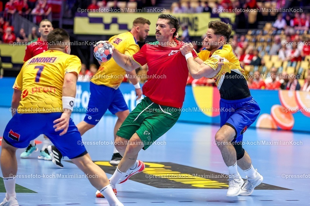 EHF16012601011 | 16.01.2026, Handball, Men's EHF EURO 2026, Portugal - Rumänien, Jyske Bank Boxen in Herning, Dänemark, Preliminary Round:  Antonio Antunes Baeta Rodrigues Areia (Portugal #25) im Zweikampf gegen   Radu Cristian Ghita (Romania #13) 