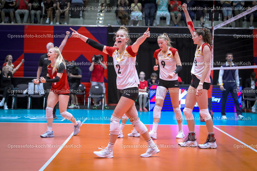EuroVolley22082302070 | 22.08.2023, CEV EuroVolley 2023, Volleyball-Europameisterschaften der Frauen, Gruppenphase Gruppe C, Tag6, CASTELLO Düsseldorf: Deutschland vs. Tschechien. Pia KÄSTNER (GER) steht jubelnd auf dem Feld.