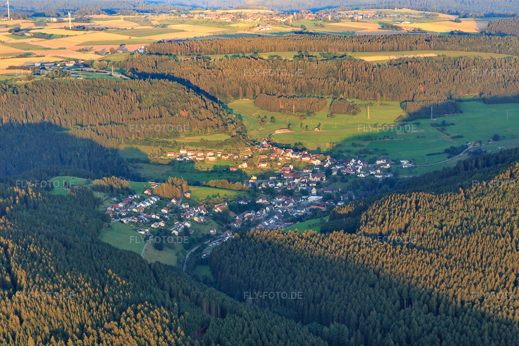 Luftbild: Ortsansicht von Westen im Ortsteil Leinstetten in Dornhan im Bundesland Baden-Württemberg in Deutschland. Foto: IMG_128614.jpg vom 25.08.2021 durch Werner Riehm/FLY-FOTO.de