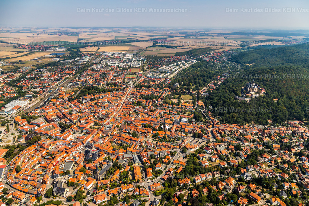 Wernigerode-0172 | Wernigerode ist eine Stadt im Harz im Mitteldeutschland. Ihre Altstadt zeichnet sich durch ihre Fachwerkhäuser aus, darunter das mittelalterliche Rathaus und das "Schiefe Haus". Am Stadtrand beherbergt das Schloss Wernigerode ein Museum und bietet Blick auf die Stadt. Das Schienennetz der Harzer Schmalspurbahnen verbindet Wernigerode mit dem Bahnhof Drei Annen Hohne, wo die dampflokbetriebene Brockenbahn zum Brocken abfährt. - Realisiert mit Pictrs.com