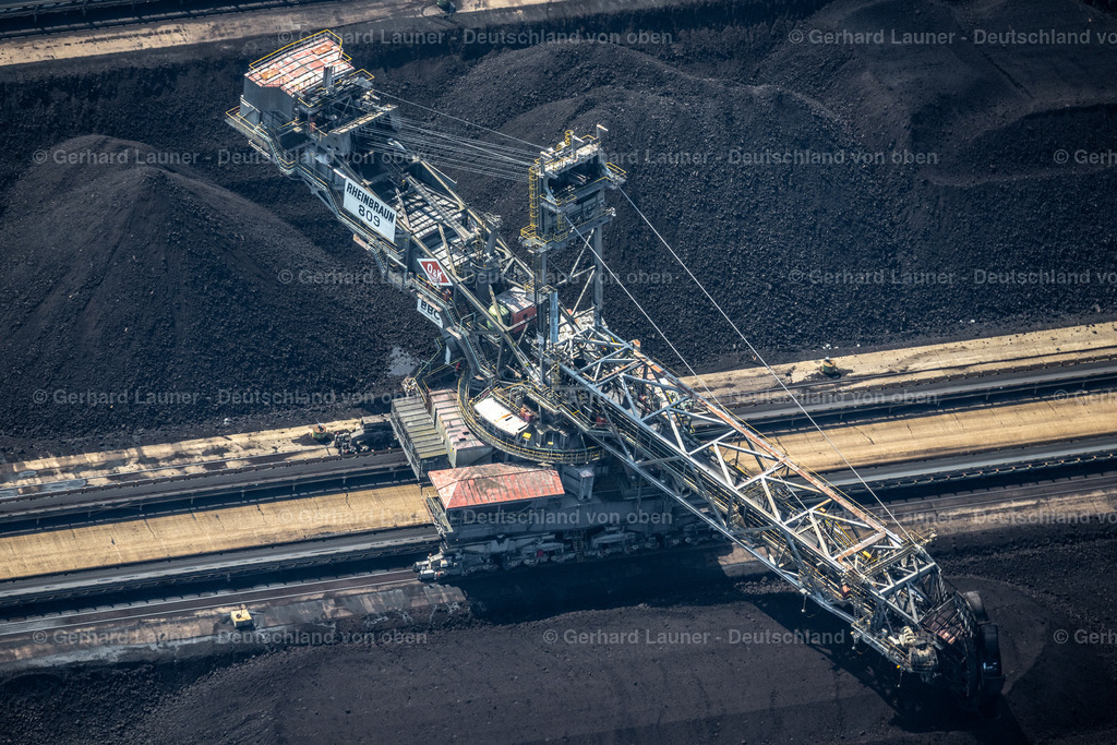 4048918 | Der Braunkohle Tagebau Hambach ist der größte von der RWE Power AG betriebene Tagebau im Rheinischen Braunkohlerevier und die größte Braunkohlegrube Europas. Er betrifft die Gemeinden Niederzier, Kreis Düren, und Elsdorf, Rhein-Erft-Kreis