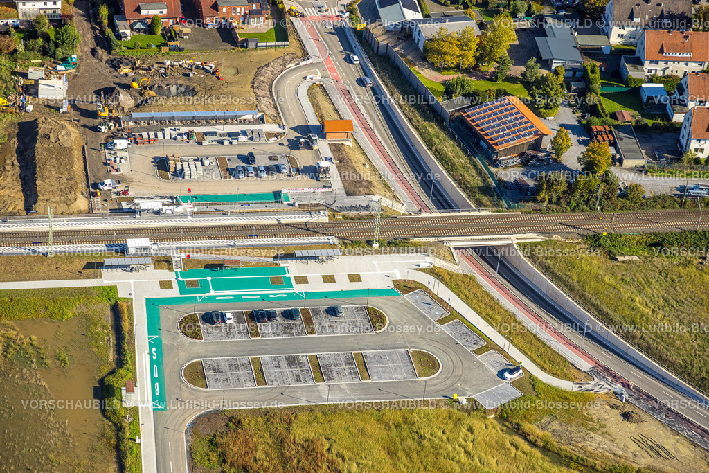 Hamm241007829 | Luftbild, geplante Nahverkehrsverbindung mit Haltepunkt in Westtünnen, Baustelle am Südfeldweg und Von-Thünen-Straße für den künftigen Bahnhaltepunkt, Bahnlinie mit Eisenbahnbrücke und Wohnsiedlung, Stadtbezirk Rhynern, Hamm, Ruhrgebiet, Nordrhein-Westfalen, Deutschland