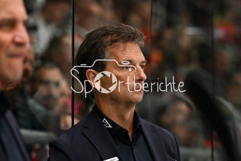 Augsburger Panther - Adler Mannheim | im Bild Dallas EAKINS Trainer Adler Mannheim / Einzelfoto / Freisteller / DEL: Augsburger Panther - Adler Mannheim; Curt Frenzel Stadion am 14.09.2025