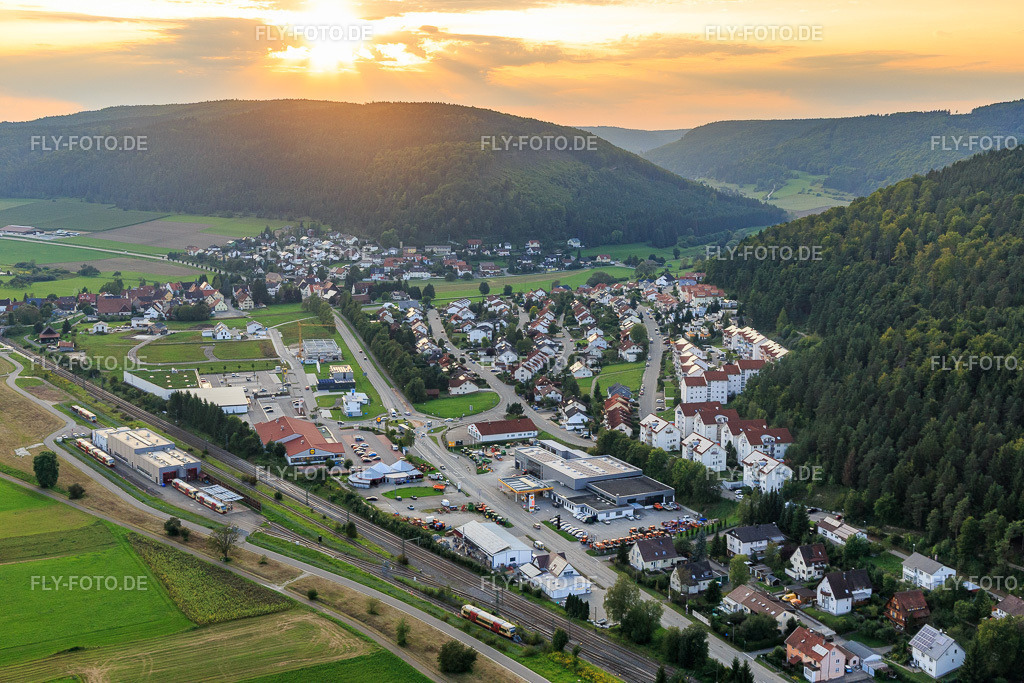 Ortsansicht am Abend aus Osten mit Knoblauch GmbH https://www.knoblauch.gmbh/ | Luftbild: Ortsansicht am Abend aus Osten mit Knoblauch GmbH https://www.knoblauch.gmbh/ im Ortsteil Zimmern in Immendingen im Bundesland Baden-Württemberg in Deutschland. Foto: IMG_102778.jpg vom 25.08.2017 durch Werner Riehm/FLY-FOTO.de - Realisiert mit Pictrs.com