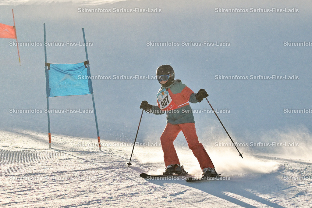 SRF_25.12.2025_0329 | Skirennfotos,Serfaus,Fiss,Ladis,Kinderskirennen,Winter,Tirol,Oberland,skirace,SFL,feelfree,weil wir's genießen,ski,Ski,skifahren,Sonnenplateau, - Realisiert mit Pictrs.com