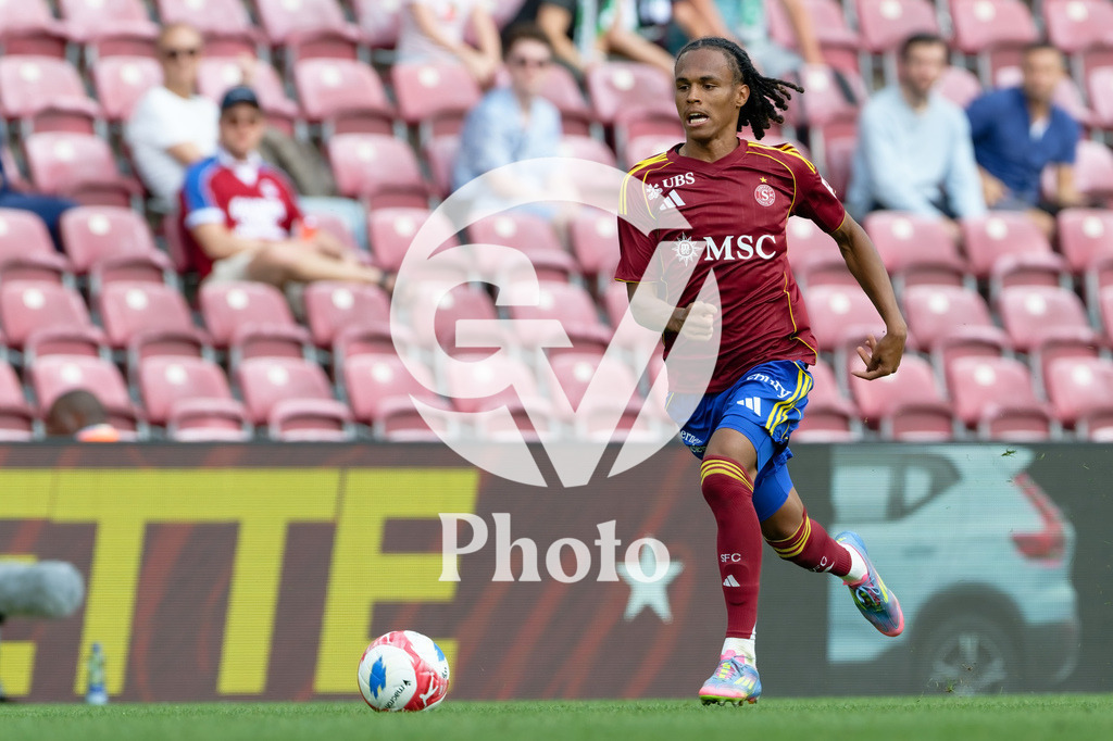 Brack Super League - Servette FC v FC Saint-Gall | Loun Srdanovic (2 Servette FC) goes forward (action) during the Brack Super League match between Servette FC and FC Saint-Gall at Stade de Geneve in Geneva, Switzerland