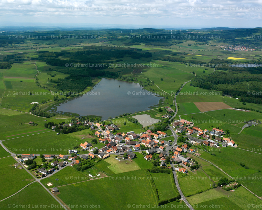 2615298 | OBER-MOOS 09.06.2006 Landwirtschaftliche Nutzflächen und Feldgrenzen  umsäumen das Siedlungsgebiet des Dorfes in Ober-Moos im Bundesland Hessen, Deutschland // Agricultural land and field boundaries surround the settlement area of the village  in Ober-Moos in the state Hesse, Germany Foto: Gerhard Launer