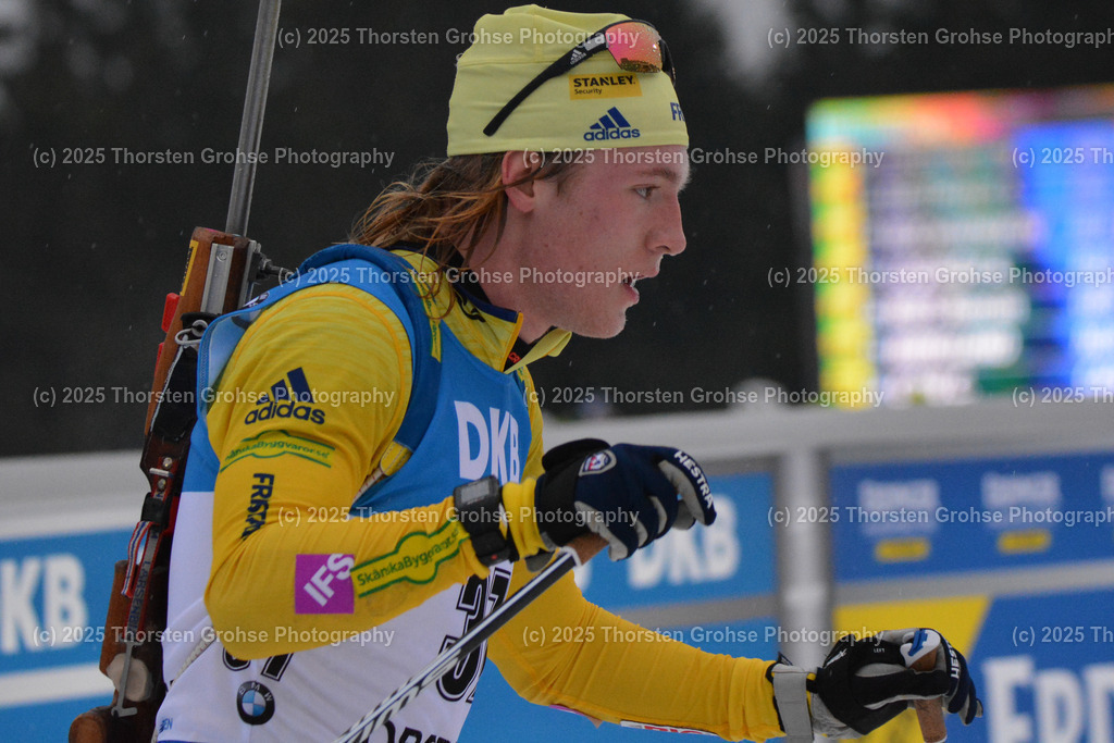 IBU WC Biathlon Oberhof 2018 | SAMUELSSON Sebastian (SWE) im Ziel (Platz 23); IBU WC Biathlon Oberhof 2018, 12,5 km Verfolgung der Männer am 06.01.2018 in der DKB Ski Arena in Oberhof, (Deutschland) - Realisiert mit Pictrs.com