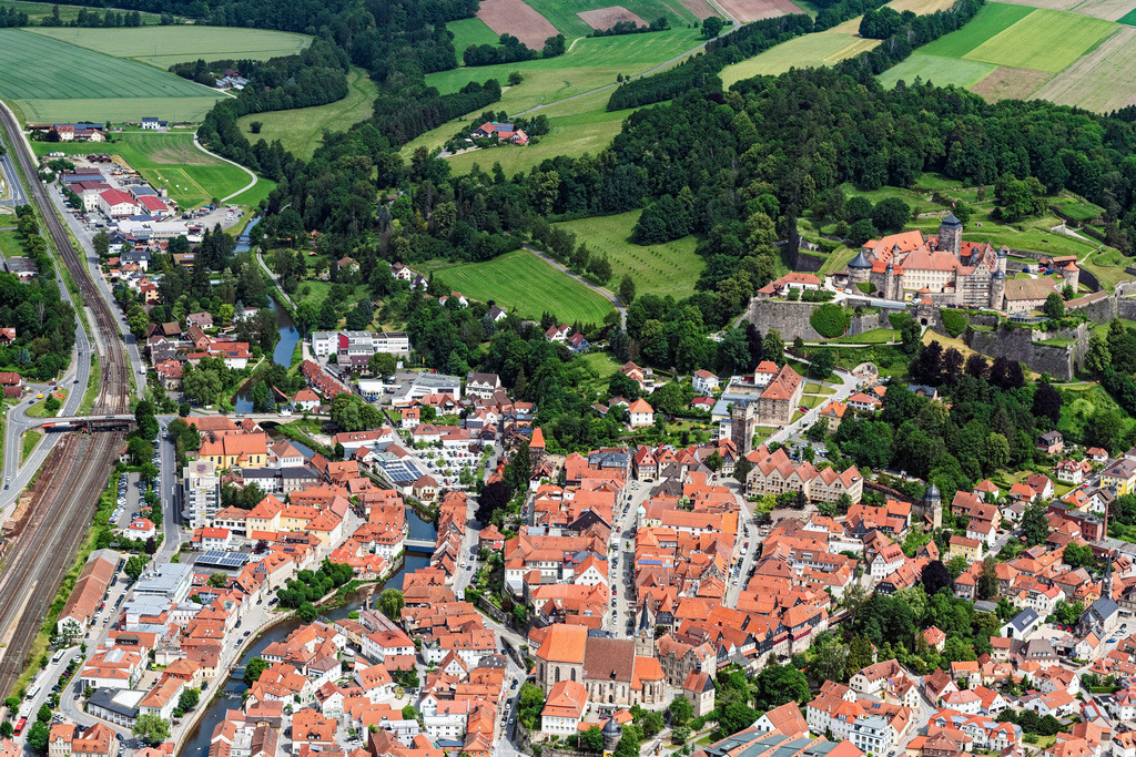 dr__0065534.jpg | KRONACH 15.06.2021 Altstadtbereich und Innenstadtzentrum in Kronach mit Blick auf die Festung Rosenberg Kronach im Bundesland Bayern, Deutschland. // Old Town area and city center in Kronach in the state Bavaria, Germany. Foto: Daniel Reiter
