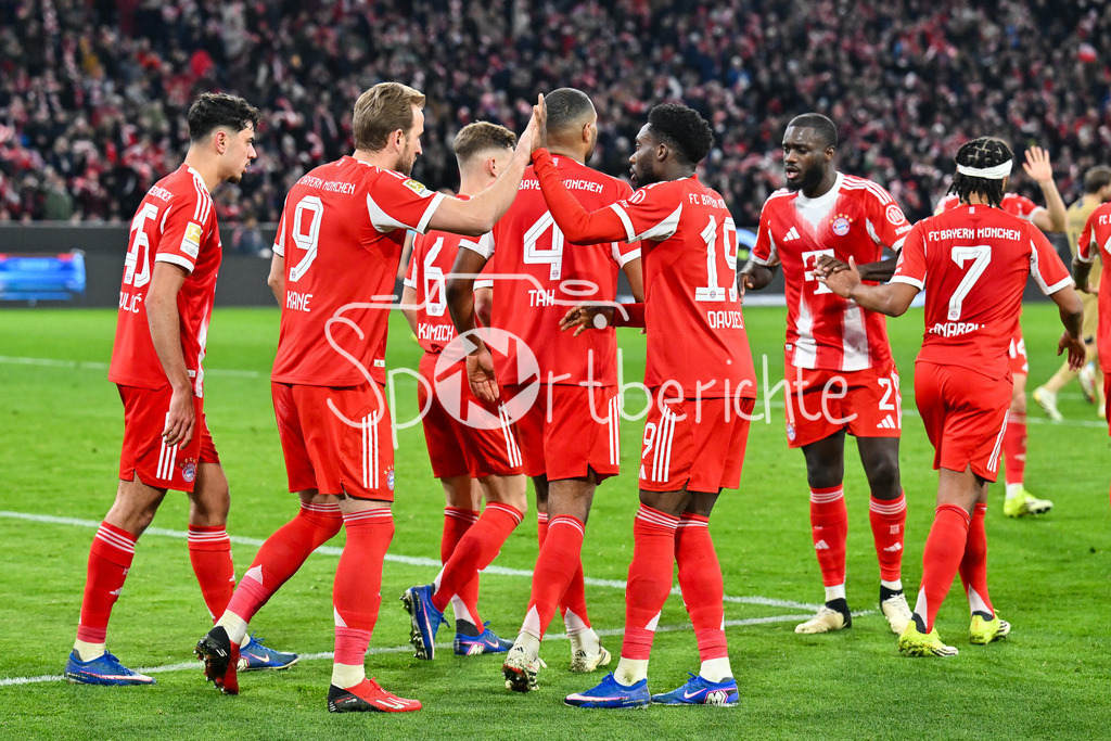 FC Bayern München - TSG 1899 Hoffenheim | MUNICH, GERMANY - 08. FEBRUARY: Jubel der Bayern nach dem Treffer zum 2-1 durch Harry KANE (FC Bayern Munich 9) / Foulelfmeter während dem Bundesligamatch zwischen dem FC Bayern München und der TSG 1899 Hoffenheim am 21. Spieltag in der Allianz Arena / DFL REGULATIONS PROHIBIT ANY USE OF PHOTOGRAPHS AS IMAGE SEQUENCES AND/OR QUASI-VIDEO