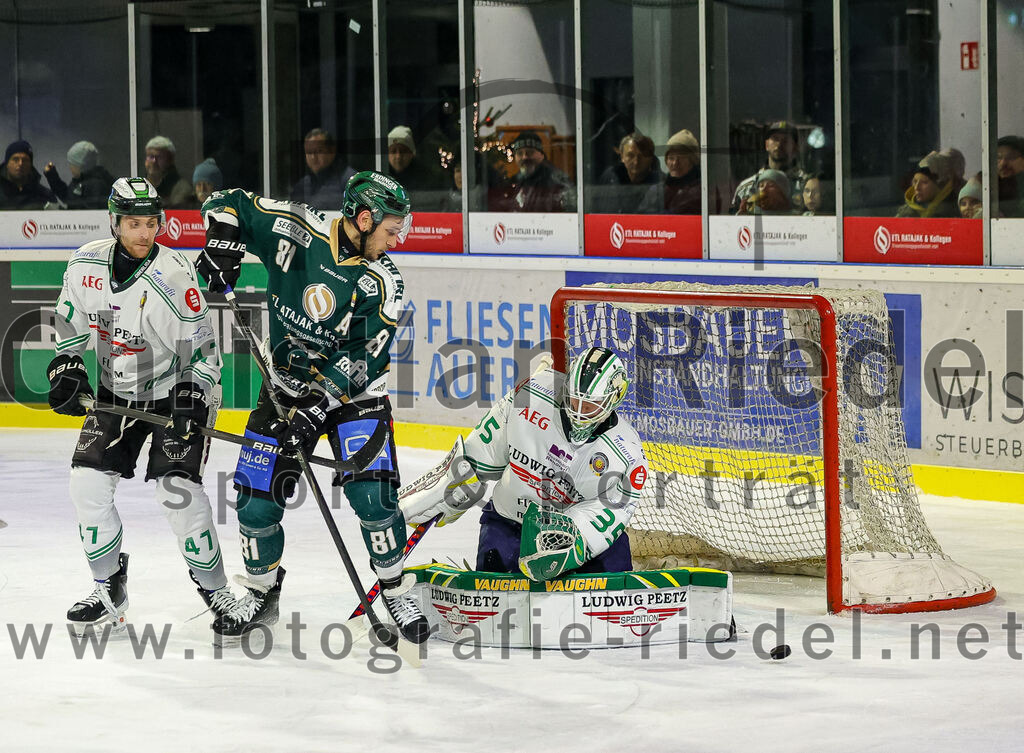 2026-01-02_110_TSV_Erding_gegen_Hoechstadt_Alligators | Erding, Deutschland, 02.01.2026:Eishockey, Oberliga Süd 2025 / 2026, 33. Spieltag, TSV Erding gegen Höchstadt Alligators, Endergebnis: 2:1Philipp Stobbe (Höchstadt Alligators, #47), Maximilian Forster (Erding Gladiators, #81), Torwart Luca Ganz (Höchstadt Alligators, #35)Foto: Christian Riedel / fotografie-riedel.net