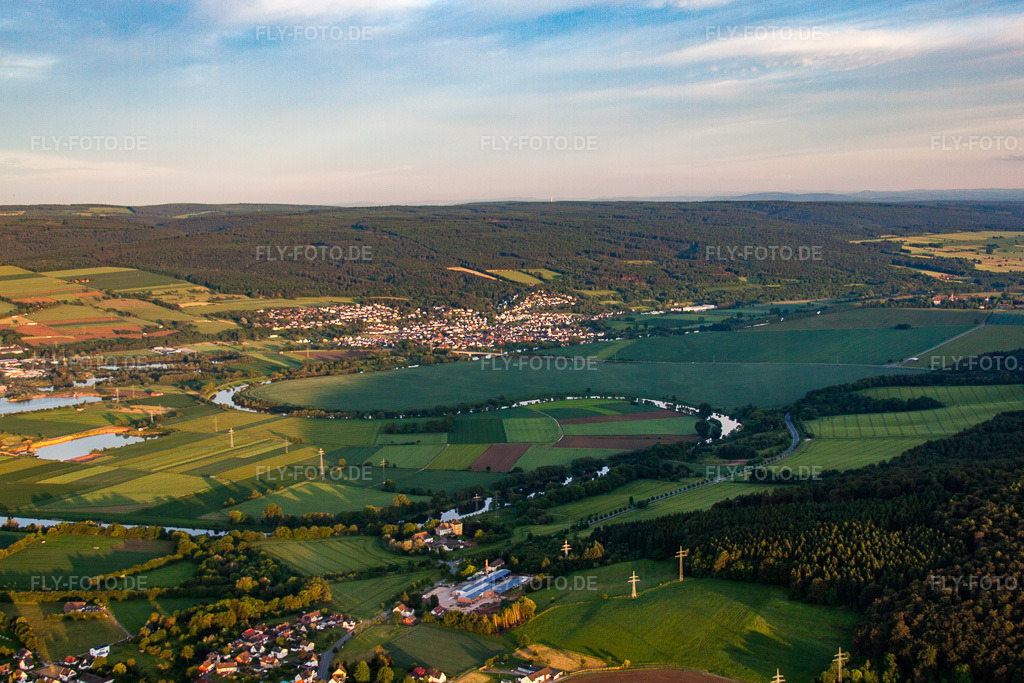 Luftbild: Schleifen der Weser aus Norden im Ortsteil Lüchtringen in Höxter im Bundesland Nordrhein-Westfalen in Deutschland. Foto: IMG_65110.jpg vom 23.05.2014 durch Werner Riehm/FLY-FOTO.de