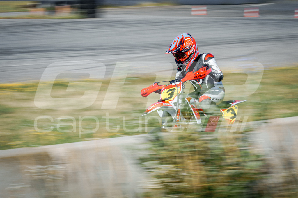 SuperMoto_Staatsmeisterschaft_Fuglau-18 | GRIPcapture steht für authentische Sportfotografie in Österreich – für Momente, die mehr sind als Geschwindigkeit oder Ergebnis. Es geht um Emotion, Spannung, Fokus und den Augenblick, der oft nur einen Wimpernschlag dauert.Ob Motorsport, Teamsport oder 