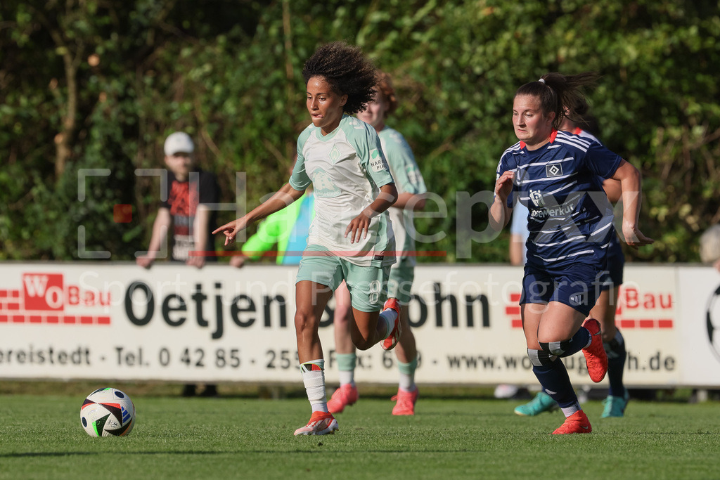 Fussball, Testspiel Frauen, Hamburger SV - SV Werder Bremen | v.li.: Amira Arfaoui (SV Werder Bremen, 8) und Tarah Burmann (Hamburger SV, 30) im Laufduell, Zweikampf, Duell, Dynamik, Aktion, Action, Spielszene