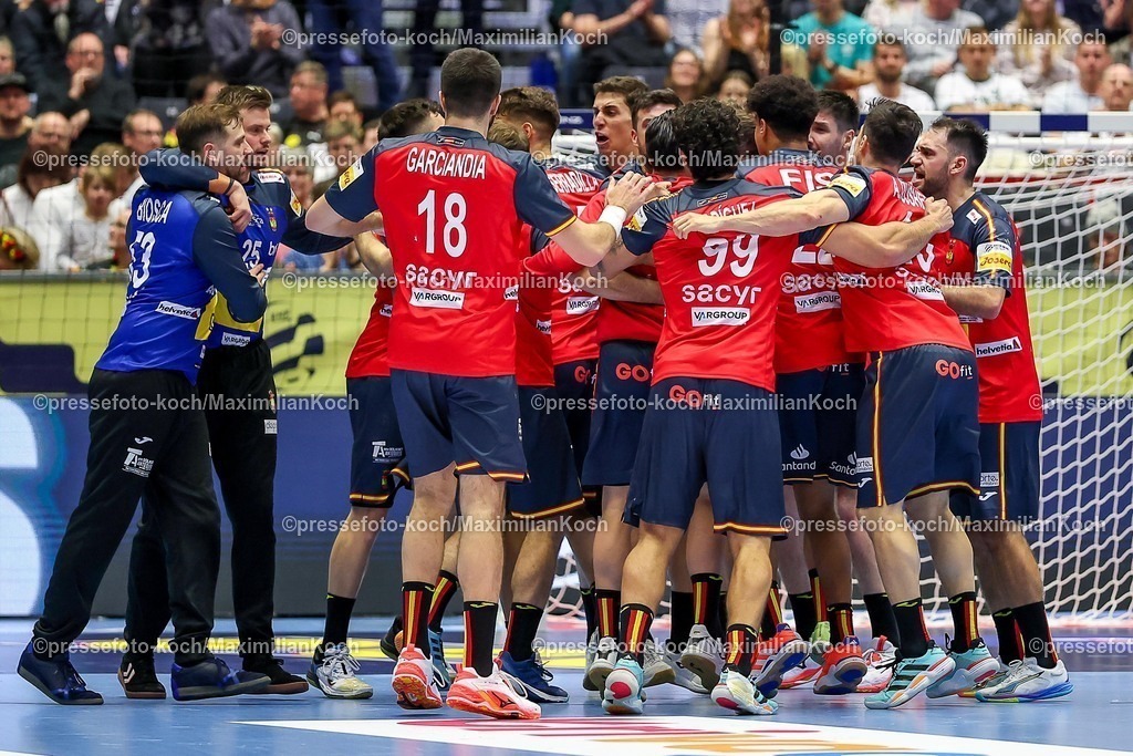 EHF15012601076 | 15.01.2026, Handball, Men's EHF EURO 2026, Spanien - Serbien, Jyske Bank Boxen in Herning, Dänemark, Preliminary Round: Abschlussjubel nach dem Sieg der Spanier gegen Serbien - 