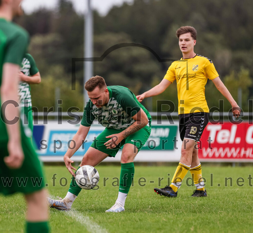 2023-08-06_107_SC_Kirchasch_gegen_SV_Eichenried | Bockhorn, Deutschland, 06.08.2023:
Fußball, Kreisliga 2023 / 2024, 2. Spieltag, SC Kirchasch gegen SV Eichenried, Endergebnis: 3:1

Maximilian Finke (SV Eichenried, #11), Julian Bauer (SC Kirchasch, #19)

Foto: Christian Riedel / fotografie-riedel.net