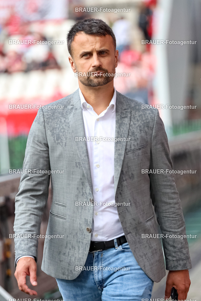 Rot-Weiss Essen - TSV 1860 München - 3.Liga | Essen, Deutschland, 01.08.2025Vorstand Marketing Alexander Rang (Rot-Weiss Essen) schautwährend des 3.Liga Spiels zwischen Rot-Weiss Essen- TSV 1860 München im Stadion an der Hafenstraße am 01.08.2025 in Essen. (Foto von Timo Bluhmki-Schmidt/ Brauer -Fotoagentur)