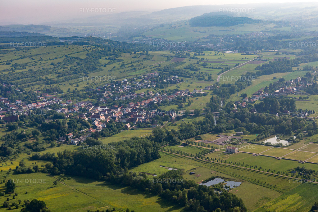 Luftbild: Europäischer Kulturpark Bliesbruck-Reinheim im Ortsteil Reinheim in Gersheim im Bundesland Saarland in Deutschland. Foto: IMG_107294.jpg vom 19.05.2018 durch Werner Riehm/FLY-FOTO.de