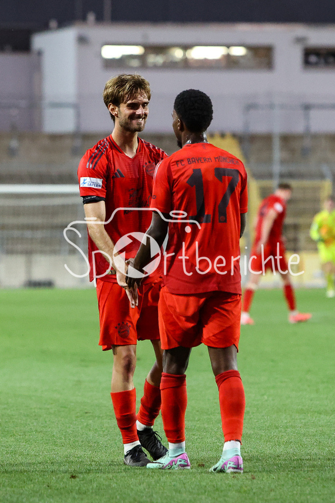 FC Bayern Amateure - SpVgg Bayreuth | grosse Freude nach dem Spiel bei Luca DENK (FCB #6) und Michael SCOTT (FCB #17)