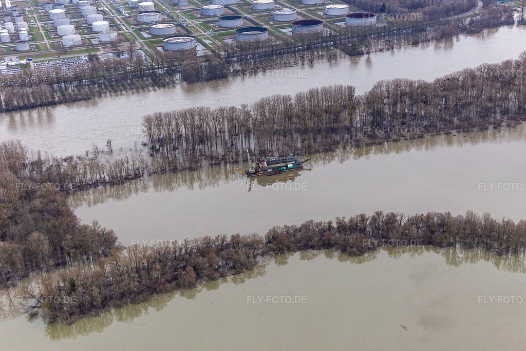 Luftbild: Baggerschiff im Landeshafen Wörth bei Hochwasser im Ortsteil Maximiliansau in Wörth im Bundesland Rheinland-Pfalz in Deutschland. Foto: IMG_124237.jpg vom 04.02.2021 durch Werner Riehm/FLY-FOTO.de