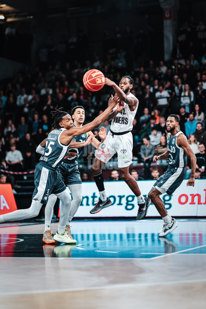 Basketball | Männer | Saison 2023/2024 | easyCredit Basketball Bundesliga | Veolia Towers Hamburg vs. RASTA Vechta | 03.11.2023 | Aljami Durham (#42, Veolia Towers Hamburg) spielt einen Pass