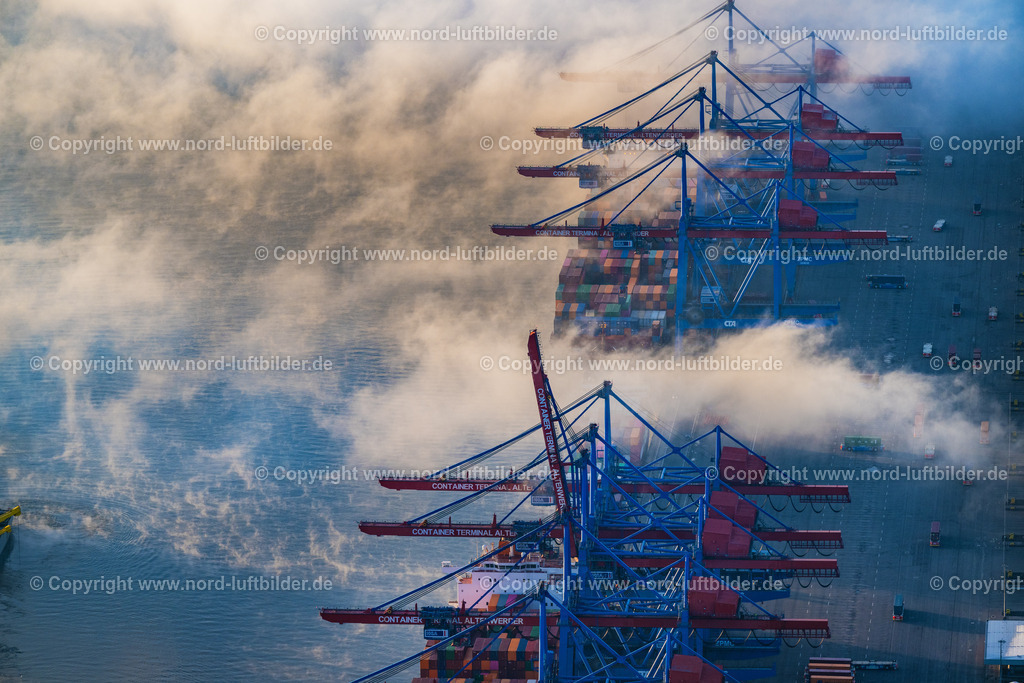 Hamburg_Altenwerder_Cta_Hhla_Nebel_ELS_7305181023 | HAMBURG 18.10.2023 Containerterminal HHLA Container Terminal Altenwerder (CTA) am Ufer der Elbe im Stadtteil Altenwerder in Hamburg. Weiterführende Informationen bei: HPA Hamburg Port Authority,  Hafen Hamburg Marketing e.V. (HHM),  Hamburger Hafen und Logistik Aktiengesellschaft. // Container Terminal HHLA Container Terminal Altenwerder (CTA) on the Elbe riverbank in the Altenwerder part of Hamburg in Germany. Further information at: HPA Hamburg Port Authority,  Hafen Hamburg Marketing e.V. (HHM),  Hamburger Hafen und Logistik Aktiengesellschaft. Foto: Martin Elsen