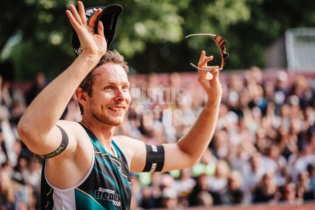 Beachvolleyball | Männer | Allianz German Beach Tour 2025 | Tourstop Düsseldorf | 18.05.2025 | Nils Ehlers läuft ins Stadion ein