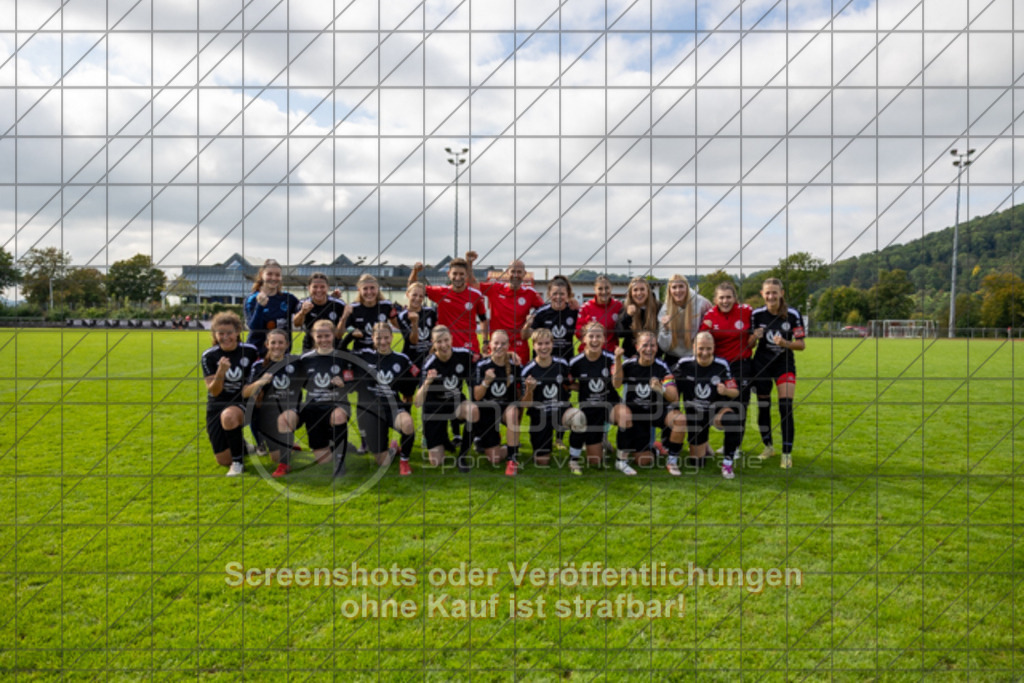 20250928_145725_0705 | #,1.FC Donzdorf (schwarz) vs. TV Derendingen (rot), Fussball, Frauen-Verbandsliga Württemberg, 03. Spieltag, Saison 2025/2026, Rasenplatz Lautertal Stadion, Süßener Straße 16, 73072 Donzdorf, 28.09.2025 - 13:00 Uhr,Foto: PhotoPeet-Sportfotografie/Peter Harich