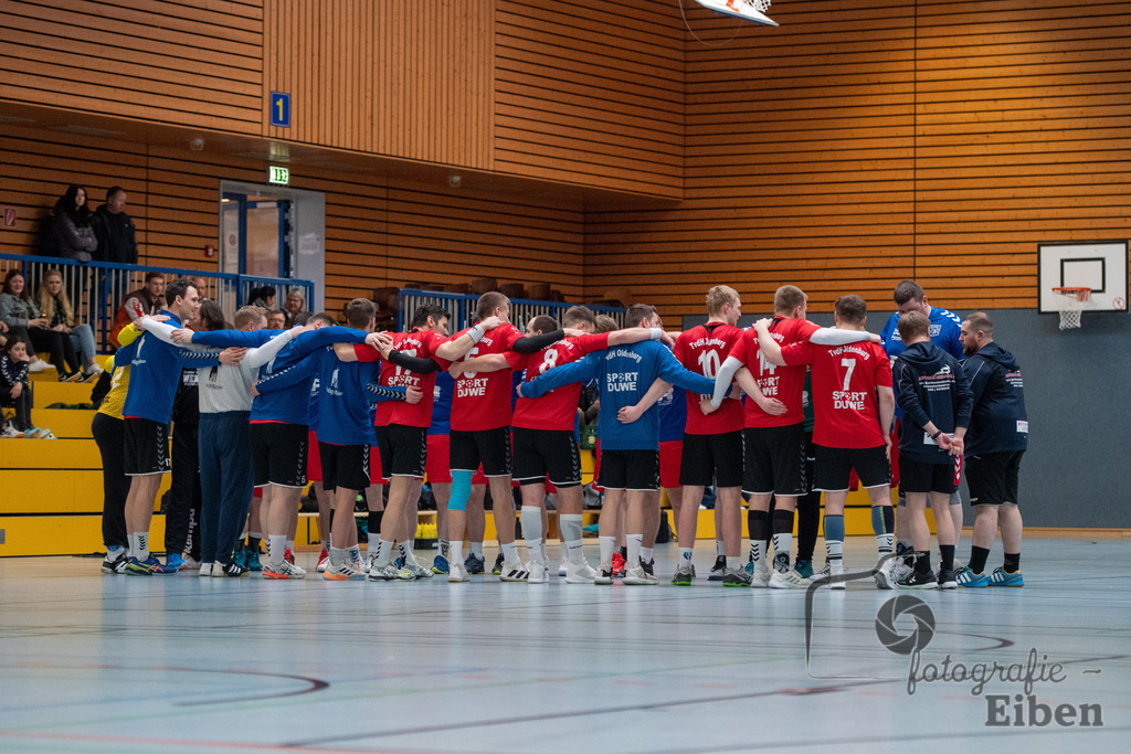 VfL Rastede-TvdH Oldenburg 2 | Landesliga Männer ;VfL Rastede (blau)-TvdH Oldenburg 2 (rot) am 15.04.2023 in Rastede (Mehrzweckhalle Feldbreite), Deutschland, Photo: Philip Eiben 2023 - Realisiert mit Pictrs.com