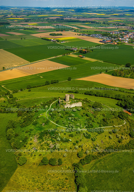 Warburg240505019BurgDesenberg | Luftbild, Burg Desenberg auf einem Vulkankegel, historische Sehenswürdigkeit, Ruine einer Höhenburg in der Warburger Börde, kachelförmige Wiesen und Felder mit Fernsicht, Daseburg, Warburg, Ostwestfalen, Nordrhein-Westfalen, Deutschland