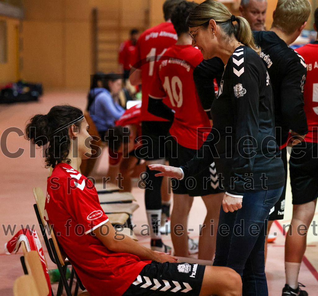 2022-11-19_081_SpVgg_Altenerding_gegen_TG_Landshut_II | Erding, Deutschland, 19.11.2022:
Handball, Bezirksoberliga Männer 2022 / 2023, 9. Spieltag, SpVgg Altenerding gegen TG Landshut II, Endergebnis: 33:31

Luis Leitner (SpVgg Altenerding, #16), Physio Jana Otto (Spvgg Altenerding)

Foto: Christian Riedel / fotografie-riedel.net