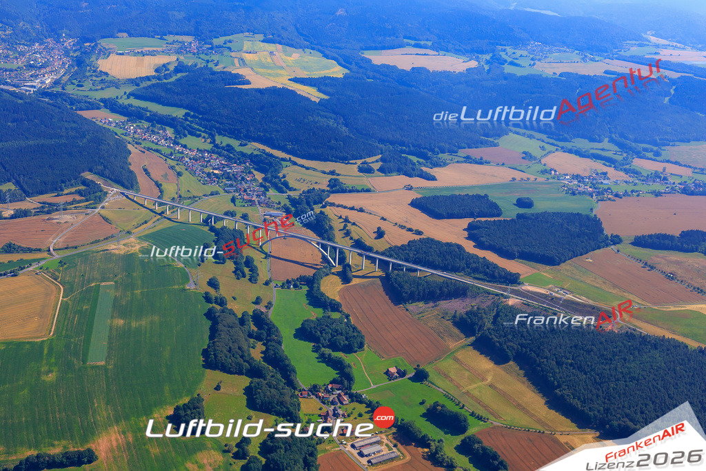 Die Luftaufnahme Gruempen - Frankenblick wurde vom UL-Flugzeug (keine Drohne) aus fotografiert.Hohe Druck- Auflösung-die Geschenkidee!