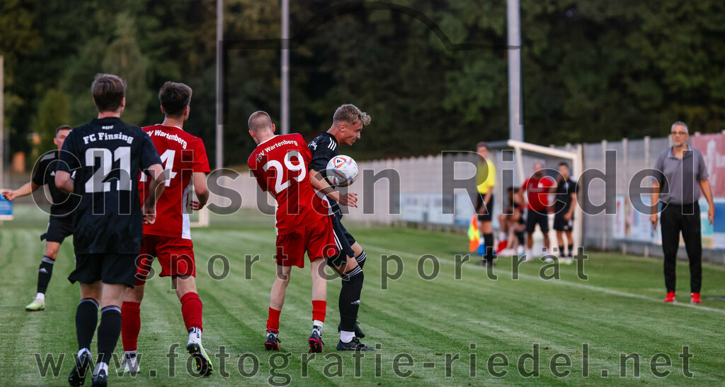 2023-07-20_060_FC_Finsing_gegen_TSV_Wartenberg | Finsing, Deutschland, 20.07.2023:
Fußball, Kreisliga 2023 / 2024, Testspiel, FC Finsing gegen TSV Wartenberg, Endergebnis: 1:0

Maximilian Eberhart (FC Finsing, #21), Daniel Bauer (TSV Wartenberg, #14), Luca Neske (TSV Wartenberg, #29), Tom Simml (FC Finsing, #11)

Foto: Christian Riedel / fotografie-riedel.net