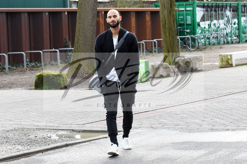 20200303_PKWBRE_0071 | Fussball, Herren: Oemer Toprak (Werder Bremen) schaut auf dem Weg ins wohninvest Weserstadion am 03.03.2020 in Bremen, Deutschland. - Realisiert mit Pictrs.com