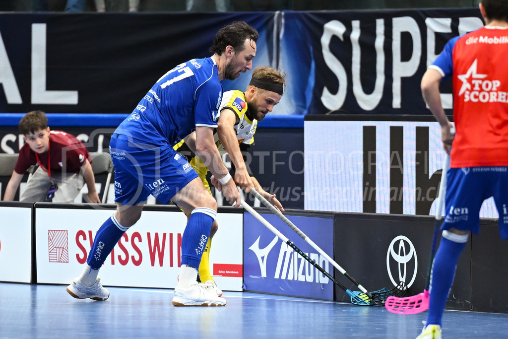 Zug United - HC Rychenberg - 25. April 2026 | Robin Nilsberth (#97 Zug United) gegen Johan Larsson (#5 HC Rychenberg Winterthur) am L-UPL Superfinal-Spiel zwischen Zug United und HC Rychenberg am 25. April 2026 in der BCF Arena, Fribourg, Schweiz.Bild: Sportfotografie Markus Aeschimann | www.markus-aeschimann.ch - Realisiert mit Pictrs.com