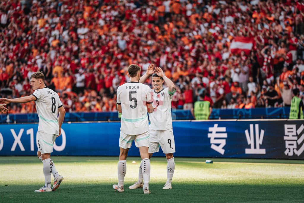 Fußball | Herren | UEFA-Fußball-Europameisterschaft 2024 | Gruppe D | Niederlande vs. Österreich | 25.06.2024 | v.l. Stefan Posch (#5, Österreich) und Marcel Sabitzer (#9, Österreich) nach seinem Tor