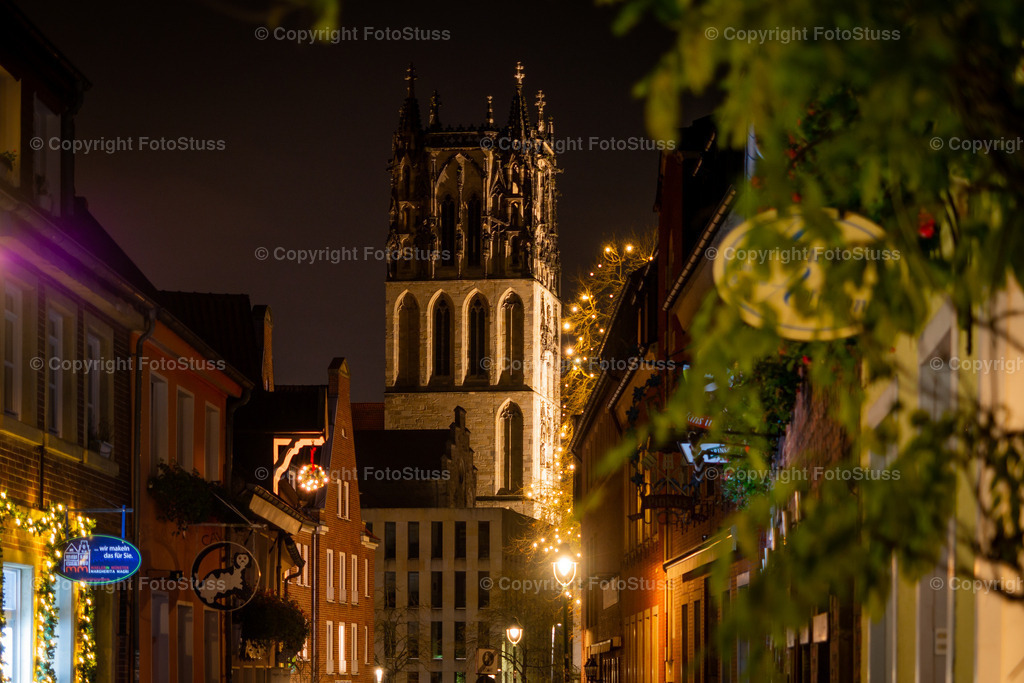 Liebfrauen-Überwasserkirche in der Stadt Münster bei Nacht | Blick von der Kreuzstraße in Münster auf die Liebfrauen-Überwasserkirche bei Nacht. - Realisiert mit Pictrs.com