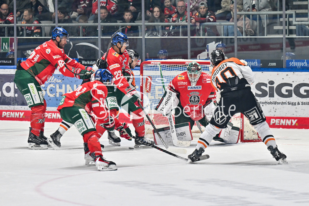 Augsburger Panther - Grizzlys Wolfsburg | Der Schuss von Juian CHROBOT (Grizzyls Wolfsburg 40) geht in dieser Szene am Tor vorbei / Torchance / DEL: Augsburger Panther - Grizzlys Wolfsburg; Curt Frenzel Stadion am 10.10.2025