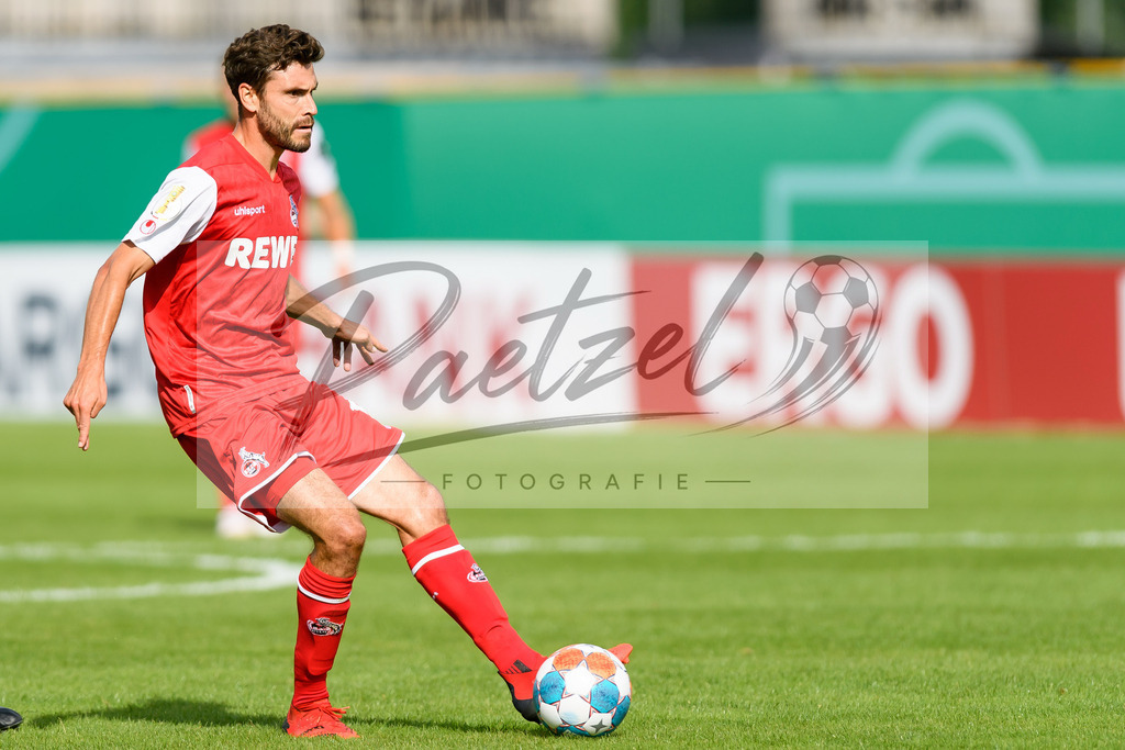 JENKOE20210808_251 | Fussball, Herren: Jonas Hector (1. FC Koeln) in Aktion, am Ball, Einzelaktion beim Spiel der 1. Runde im DFB-Pokal zwischen FC Carl Zeiss Jena und 1. FC Koeln im Ernst-Abbe-Sportfeld am 08.08.2021 in Jena, Deutschland.DFB / DFL REGULATIONS PROHIBIT ANY USE OF PHOTOGRAPHS AS IMAGE SEQUENCES AND/OR QUASI-VIDEO. - Realisiert mit Pictrs.com