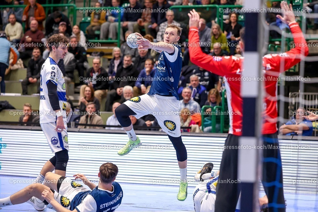 BHC11122501065 | 11.12.2025, Handball, HBL, Bergischer HC - ThSV Eisenach, Unihalle Wuppertal: Nico Schöttle (BHC #08) wirft auf das Tor von Torhüter Matija Spikic (Eisenach #01) 