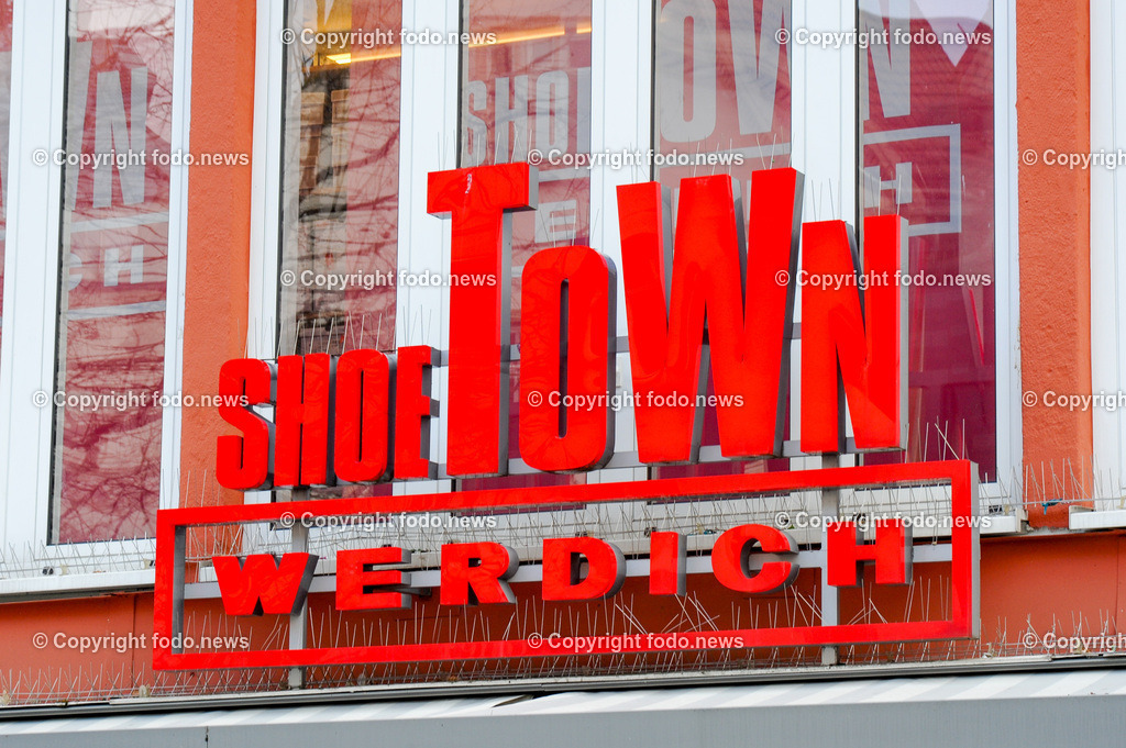 Deutschland_ Baden-Wuerttemberg_ Goeppingen_ 17.01.2025-18 | 17.01.2025, Deutschland, GER, Baden-Wuerttemberg, Goeppingen, im Bild Themenbild, Stadtansichten, Shoe Town Werdich, Schuhe, Mode, Fashion, Handel, Waren, Geschaeft, Store, Verkauf, Schild, Tafel, Logo, Werbung, Reklame