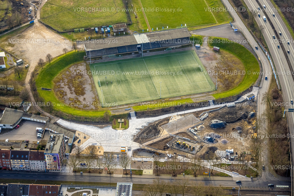 Gelsenkirchen250202841Sued | Luftbild, Fußballstadion Glückauf-Kampfbahn mit Tribüne, DJK Teutonia Schalke-Nord 1921 e.V., Baustelle Ernst-Kuzorra-Platz, Verkehrsaufkommen auf der Autobahn A42, Schalke-Nord, Gelsenkirchen, Ruhrgebiet, Nordrhein-Westfalen, Deutschland