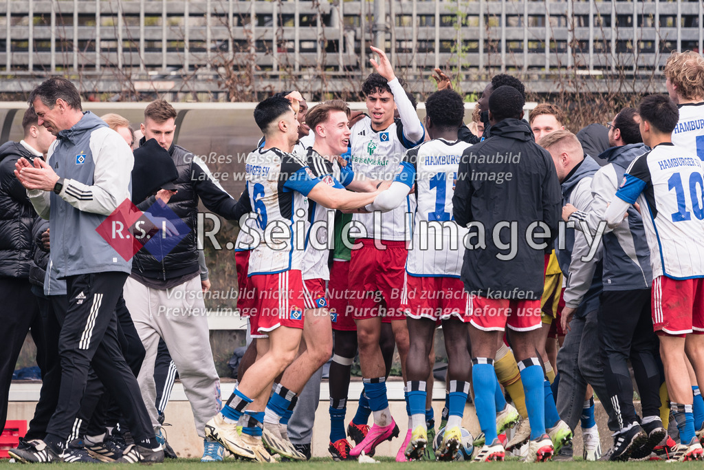 RS-1-036055 | Die Rothosen feiern den 2:0 Sieg im Stadtderby. Mittig sichtbar: Milad Nejad Haji Lor (#16, HSV II), Theo Harz (#7, HSV II), Omar Abdel Megeed (#22, HSV II)