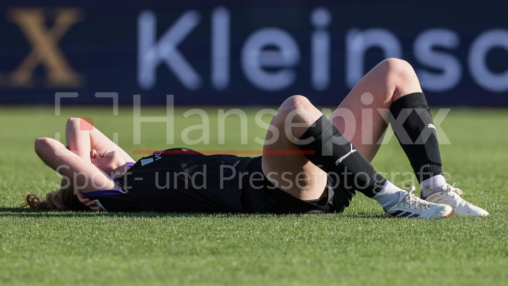 Fussball, Google Pixel Frauen-Bundesliga, SV Werder Bremen - SGS Essen | v.li.: Laura Pucks (SGS Essen, 15), liegt verletzt am Boden, Verletzung, Schmerzen, schmerzverzerrtes Gesicht, enttäuscht schauend, Enttäuschung, DIE DFB-RICHTLINIEN UNTERSAGEN JEGLICHE NUTZUNG VON FOTOS ALS SEQUENZBILDER UND/ODER VIDEOÄHNLICHE FOTOSTRECKEN. DFB REGULATIONS PROHIBIT ANY USE OF PHOTOGRAPHS AS IMAGE SEQUENCES AND/OR QUASI-VIDEO.