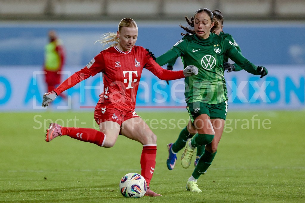 Fussball, Google Pixel Frauen-Bundesliga, VfL Wolfsburg - 1. FC Köln | v.li.: Anna Gerhardt (1. FC Köln, 21) und Kessya Bussy (VfL Wolfsburg, 19) im Zweikampf, Duell, Dynamik, Aktion, Action, Spielszene, DIE DFB-RICHTLINIEN UNTERSAGEN JEGLICHE NUTZUNG VON FOTOS ALS SEQUENZBILDER UND/ODER VIDEOÄHNLICHE FOTOSTRECKEN. DFB REGULATIONS PROHIBIT ANY USE OF PHOTOGRAPHS AS IMAGE SEQUENCES AND/OR QUASI-VIDEO.
