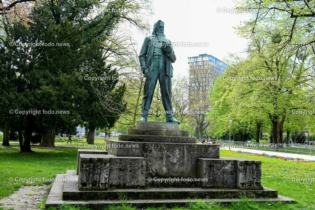 Franz Stelzhammer (Denkmal des oesterr. Dichters und Texter der Ooe Landeshymne) im Volksgarten Linz_ 26.04.2023-2 | 26.04.2023, Linz, AUT, Volksgarten Linz, im Bild Franz Stelzhammer (Denkmal des oesterr. Dichters und Texter der Ooe Landeshymne) im Volksgarten Linz