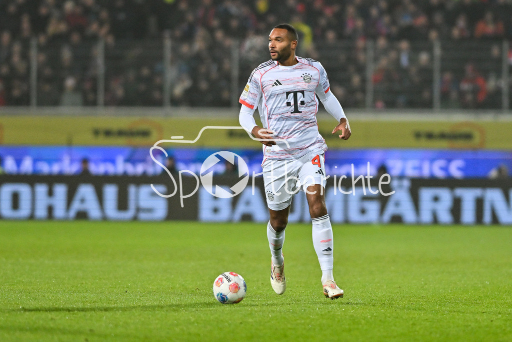 1. FC Heidenheim - FC Bayern München | HEIDENHEIM, GERMANY - 21. DECEMBER: am Ball Jonathan TAH (FC Bayern Munich 4) / Einzelfoto / Freisteller während dem Bundesligamatch zwischen dem 1. FC Heidenheim und dem FC Bayern München am 15. Spieltag in der Voith-Arena / DFL REGULATIONS PROHIBIT ANY USE OF PHOTOGRAPHS AS IMAGE SEQUENCES AND/OR QUASI-VIDEO