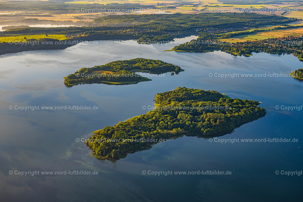 Schwerin_See_Kaninchenwerder_Ziegelwerder_ELS_6635100822 | SCHWERIN 10.08.2022 Uferbereiche der See- Insel "Kaninchenwerder" und " Ziegelwerder " im Schweriner See in Schwerin im Bundesland Mecklenburg-Vorpommern, Deutschland. // Riparian areas of the lake island "Kaninchenwerder" and "Ziegelwerder" in Schweriner See in Schwerin in the state Mecklenburg - Western Pomerania, Germany. Foto: Martin Elsen